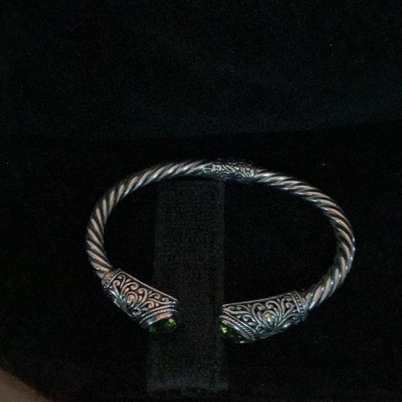 Artisan crafted cuff bracelet with genuine peridot gemstones - Picture 2 of 3